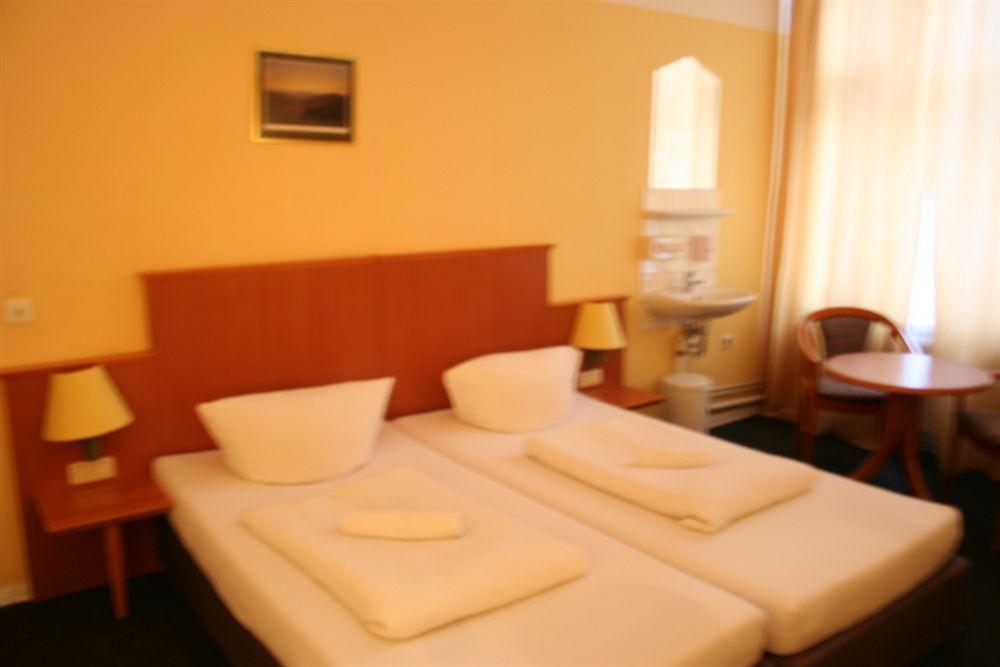 Hotel-Pension Adamshof Berlin Exterior photo